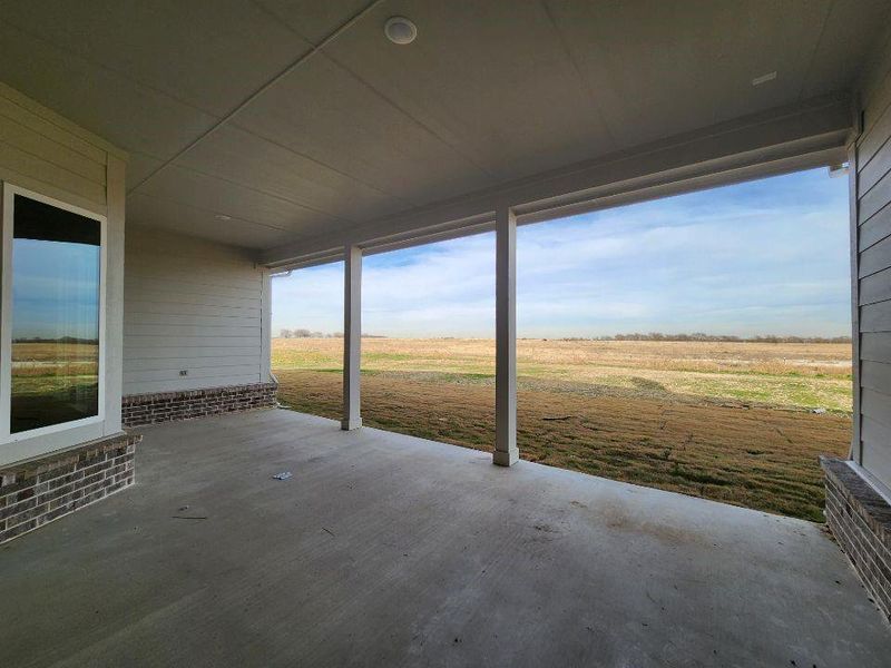 Exterior details and patio area of a home in Rocky Top, Krum (Image 3).