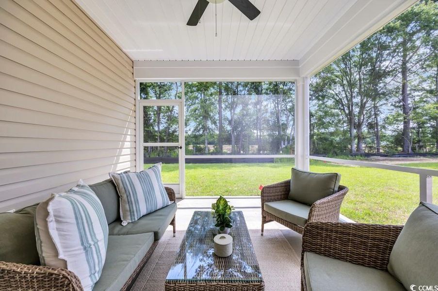 Sunroom / solarium featuring outdoor lounge area and ceiling fan