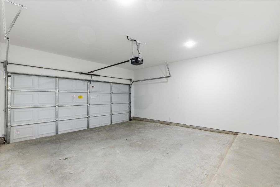 Spacious, unfurnished interior of a new home in , Houston (Image 27).