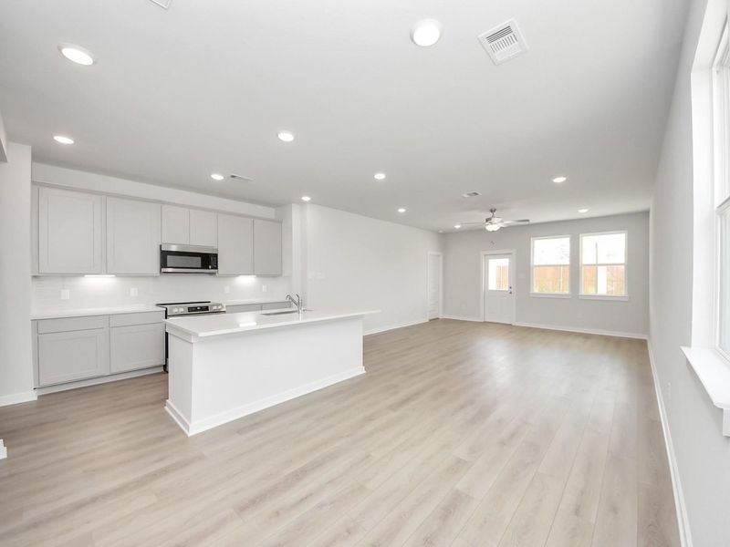 Spacious, unfurnished interior of a new home in Spring Branch Crossing, Conroe (Image 15).