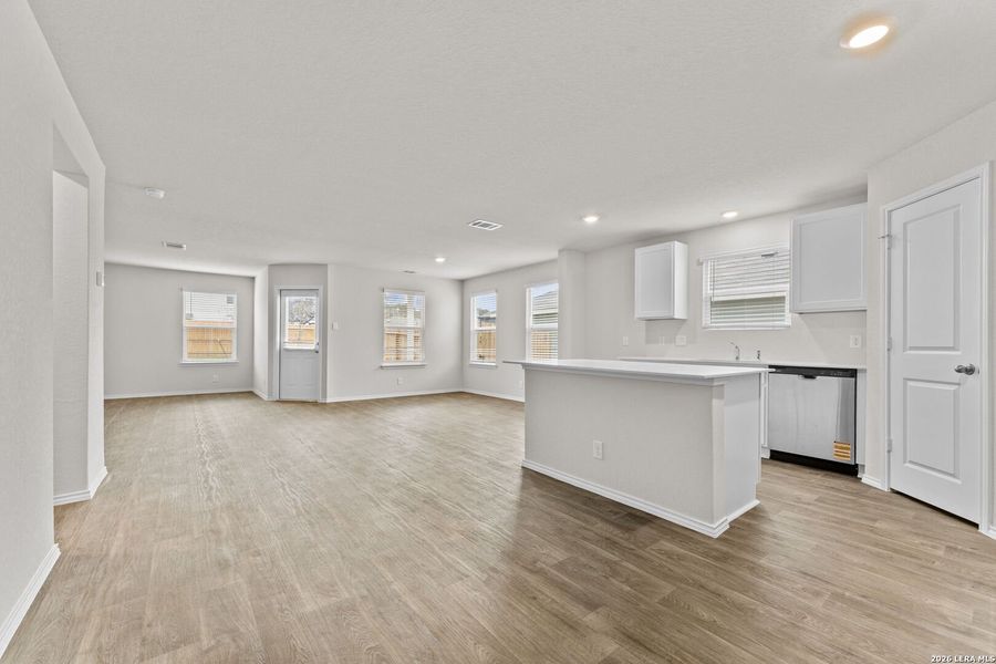 Spacious, unfurnished interior of a new home in Redbird Ranch, San Antonio (Image 25).