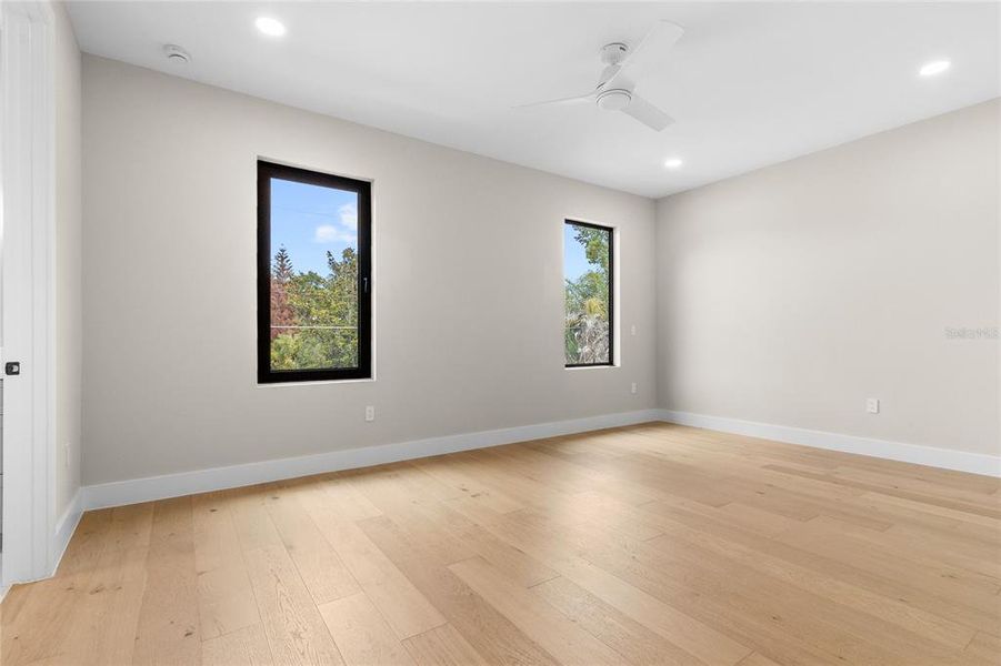 Spacious, unfurnished interior of a new home in , Orlando (Image 25).