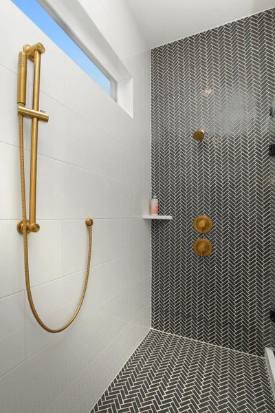 The Lauren II Primary Bath