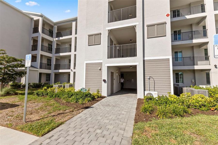 Condo located in Venice, FL showcasing its design and architecture (Image 3).