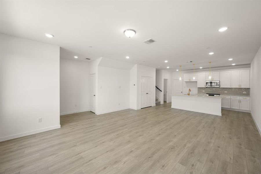 3_7625 Dakota- Living Room -1