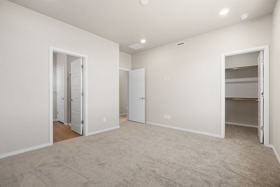 Spacious, unfurnished interior of a new home in Wolf Creek Run West, Strasburg (Image 11).