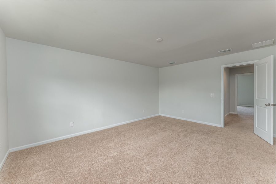 Spacious, unfurnished interior of a new home in , Summerville (Image 15).