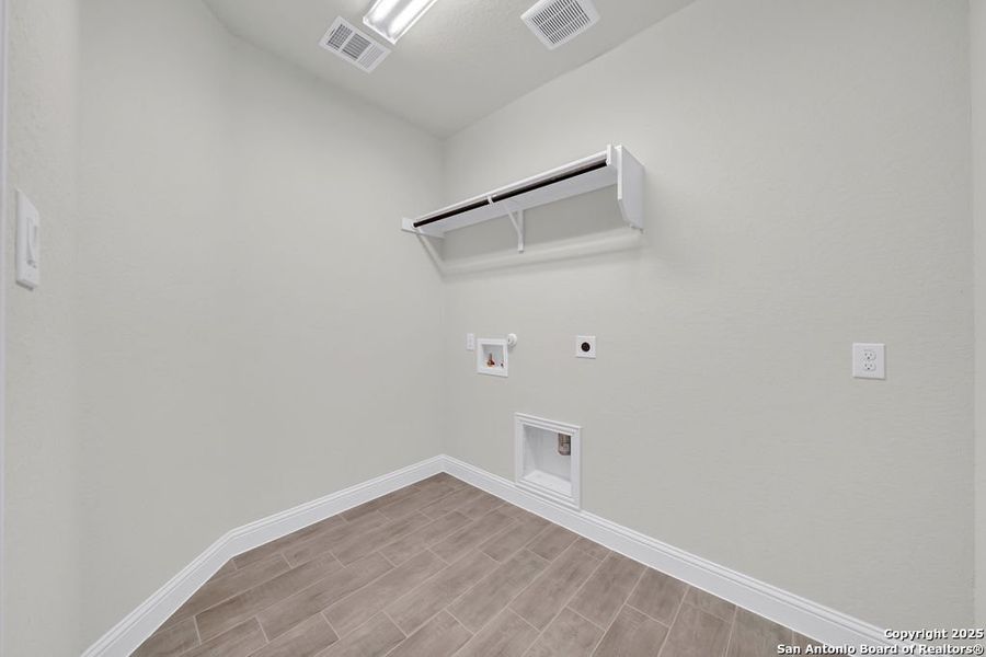 Spacious, unfurnished interior of a new home in The Parklands, Schertz (Image 18). Spacious, unfurnished interior of a new home in The Parklands, Schertz (Image 18).