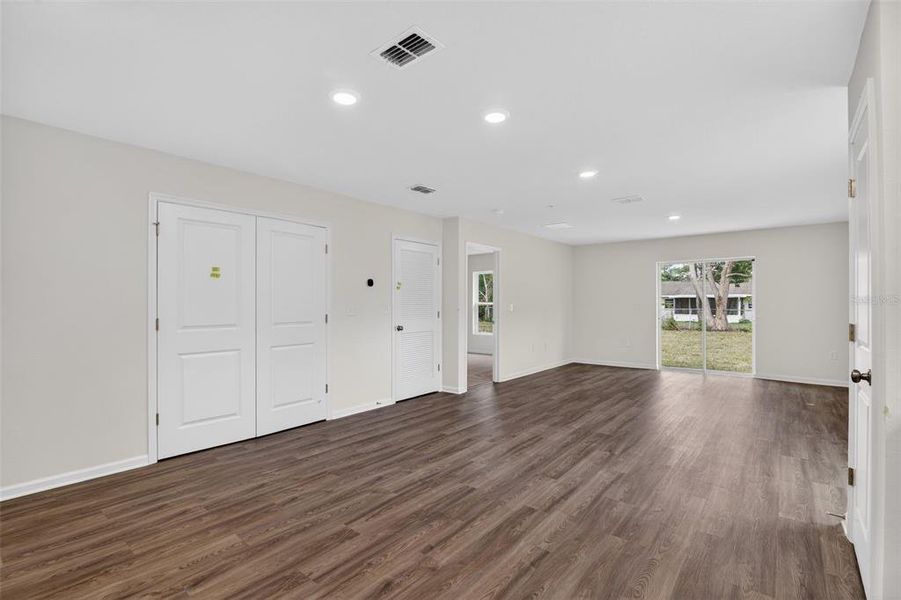 Spacious, unfurnished interior of a new home in Rainbow Lakes Estates, Dunnellon (Image 10).