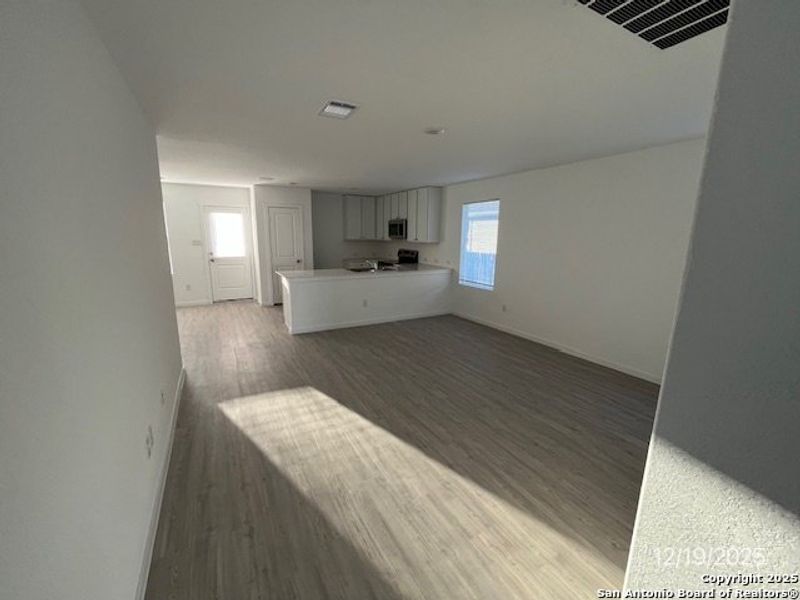 Spacious, unfurnished interior of a new home in , Seguin (Image 6).