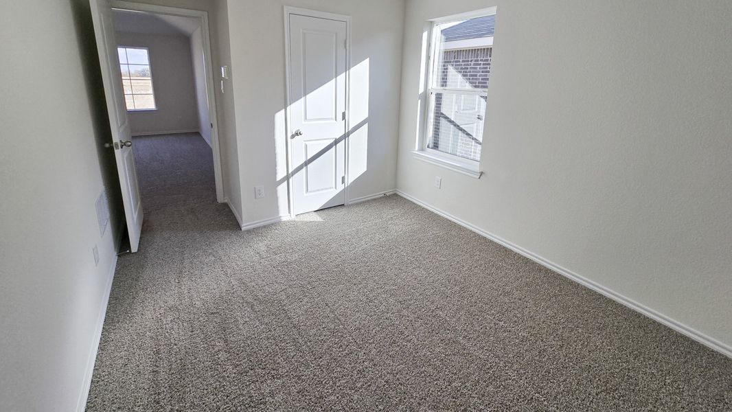 Spacious, unfurnished interior of a new home in Creekside Ranch, Blue Ridge (Image 9).