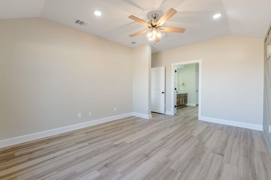 Empty room featuring a ceiling fan, light wood-style flooring, and recessed lighting