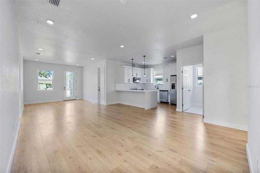 Spacious, unfurnished interior of a new home in , Tampa (Image 31).