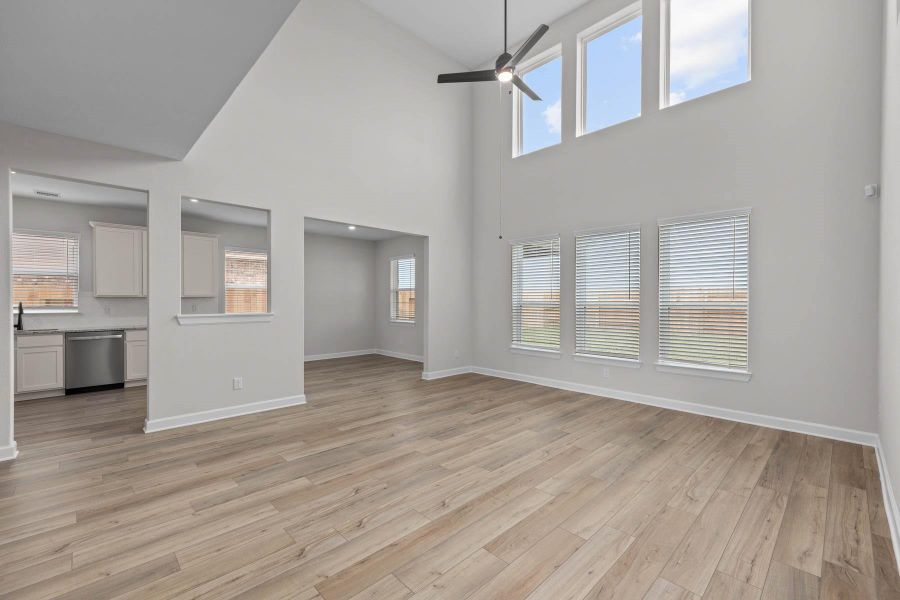 Spacious, unfurnished interior of a new home in Lago Mar, Texas City (Image 9).