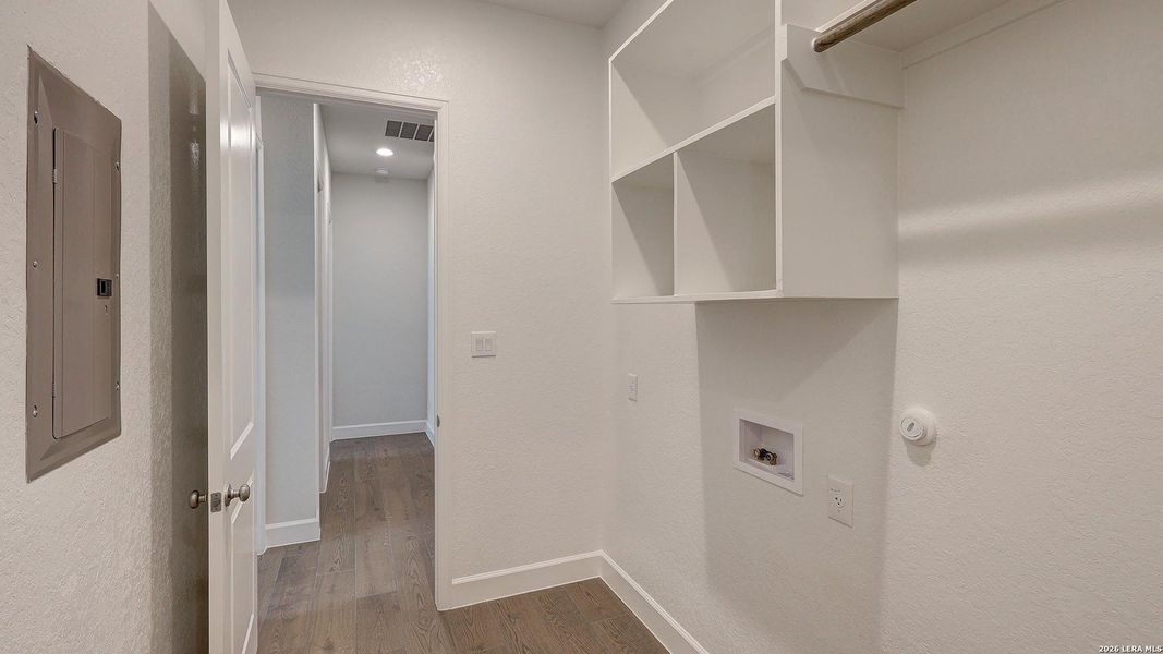 Spacious, unfurnished interior of a new home in Ladera, San Antonio (Image 21).