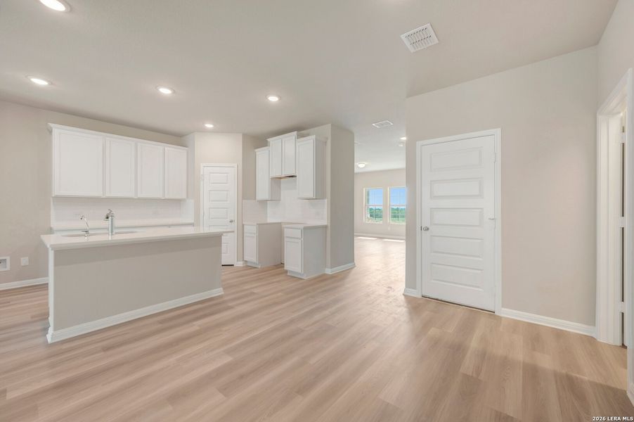 Spacious, unfurnished interior of a new home in Mesquite Ridge, San Antonio (Image 32).