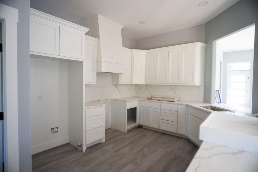 Spacious, unfurnished interior of a new home in , Navasota (Image 11).