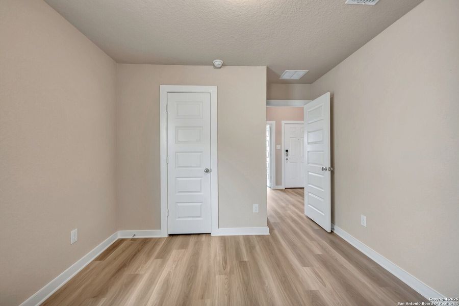 Spacious, unfurnished interior of a new home in Mesquite Ridge, San Antonio (Image 24).