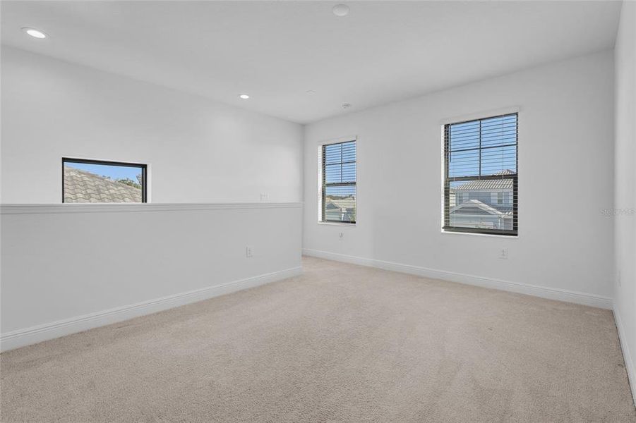 Spacious, unfurnished interior of a new home in , Sarasota (Image 42).