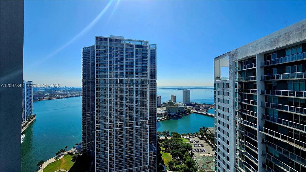 Condo located in Miami, FL showcasing its design and architecture (Image 14).