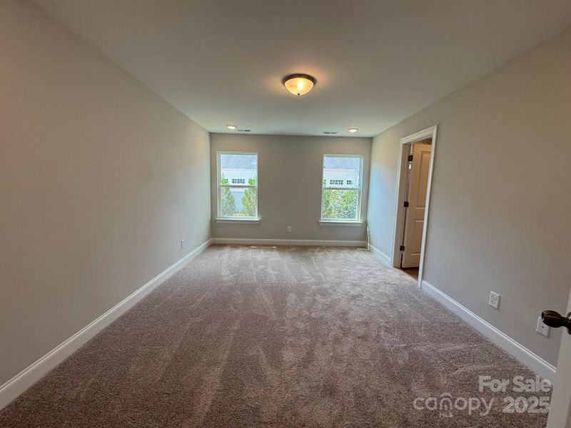 Spacious, unfurnished interior of a new home in Harrisburg Village, Harrisburg (Image 8).