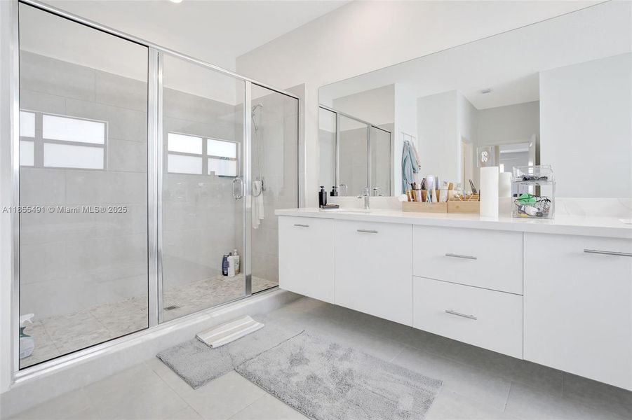 Furnished interior view inside a new home in , Miramar (Image 40).