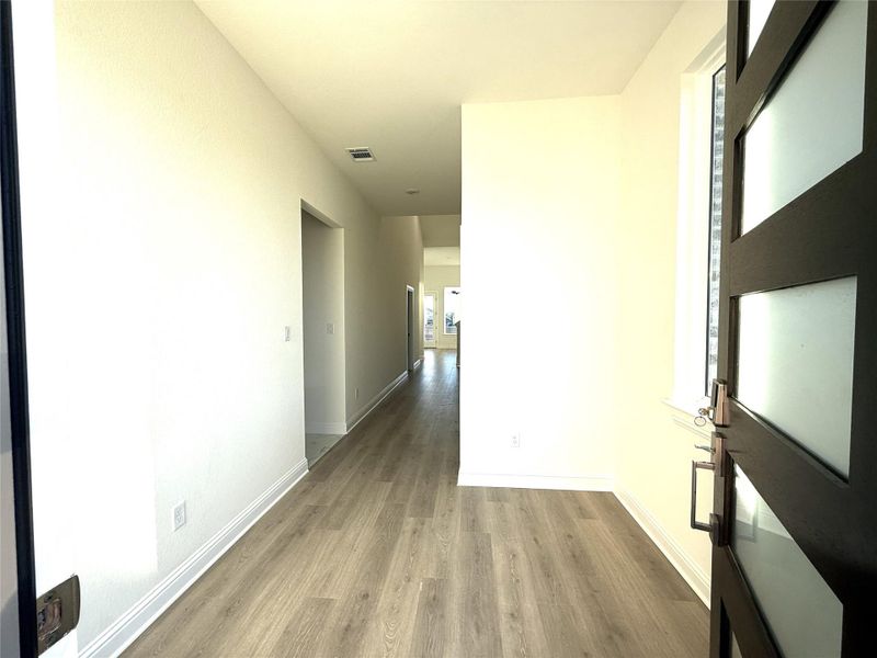 Spacious, unfurnished interior of a new home in Highland Village, Georgetown (Image 15).