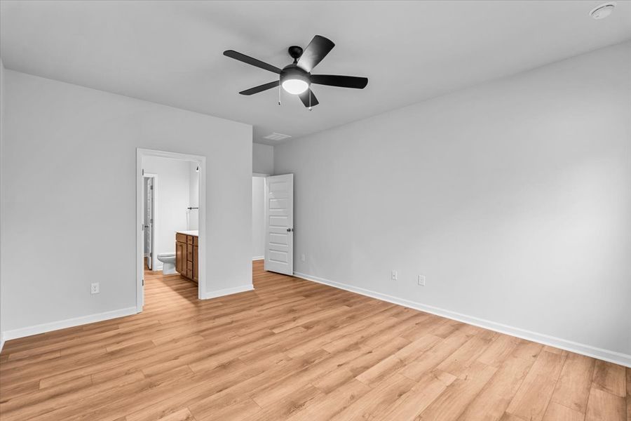 Spacious, unfurnished interior of a new home in Fieldstone, Lexington (Image 27).