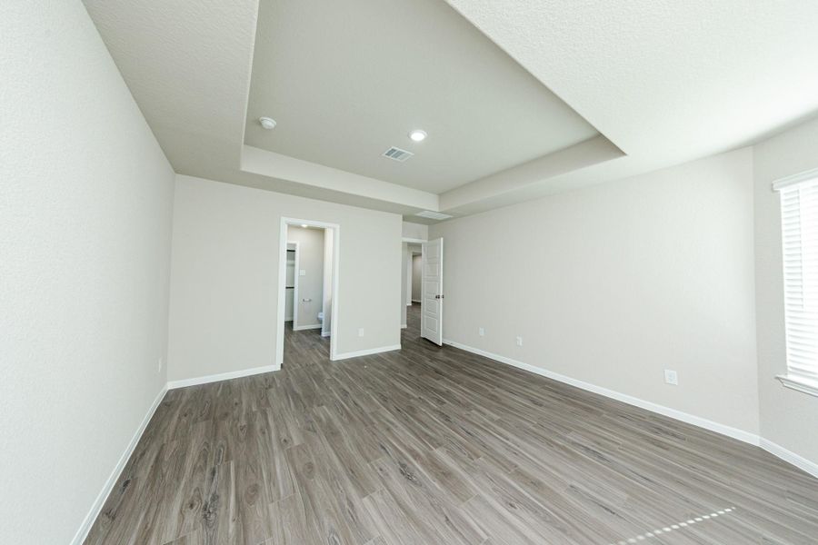 Spacious, unfurnished interior of a new home in Mackenzie Creek, Conroe (Image 11).