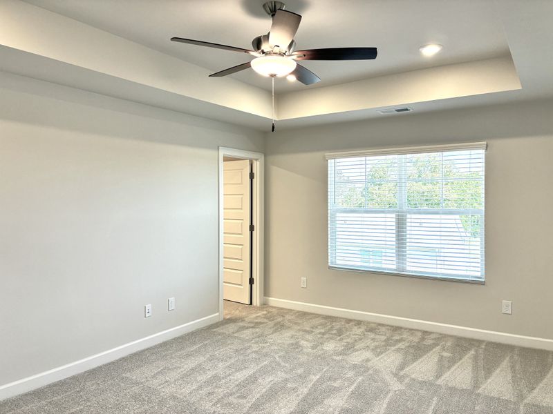Spacious, unfurnished interior of a new home in Holly Ridge, Greenville (Image 14).