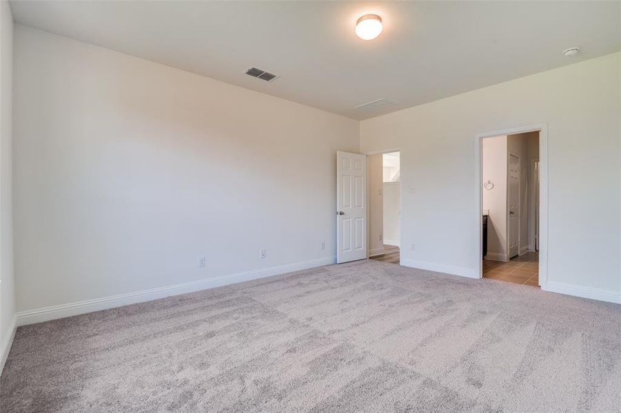 Spacious, unfurnished interior of a new home in Heartland, Crandall (Image 23).