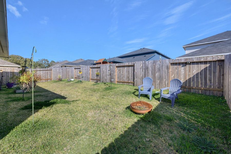 Exterior details and patio area of a home in Glen Oaks, Magnolia (Image 25).