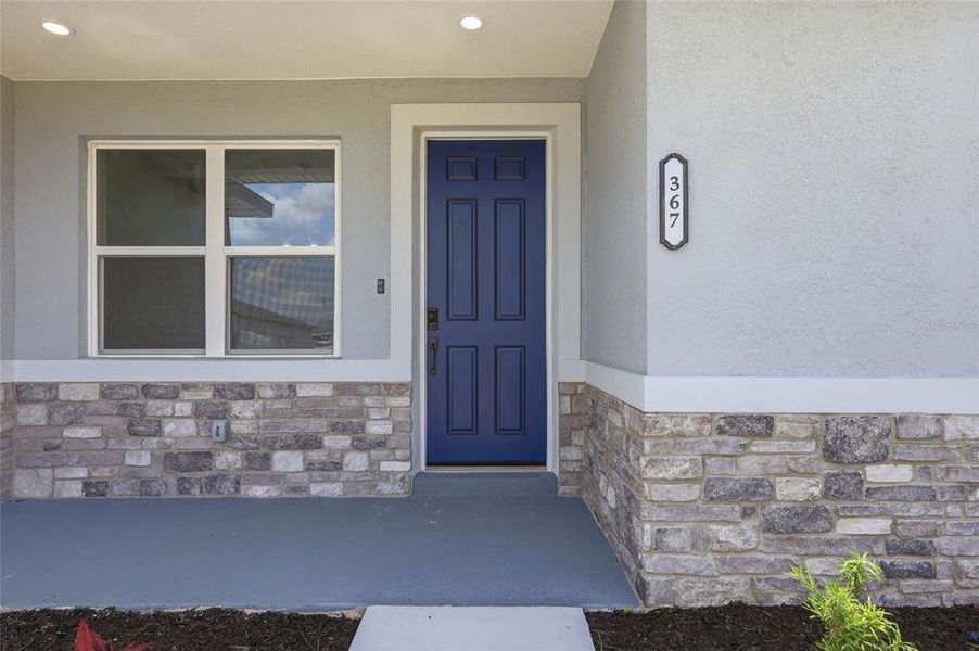 Exterior details and patio area of a home in , Kissimmee (Image 4).