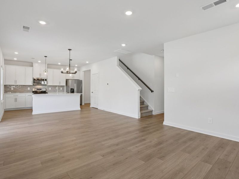 Spacious, unfurnished interior of a new home in Bear Springs, Columbia (Image 7).