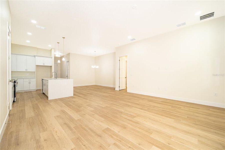 Spacious, unfurnished interior of a new home in , Casselberry (Image 5).