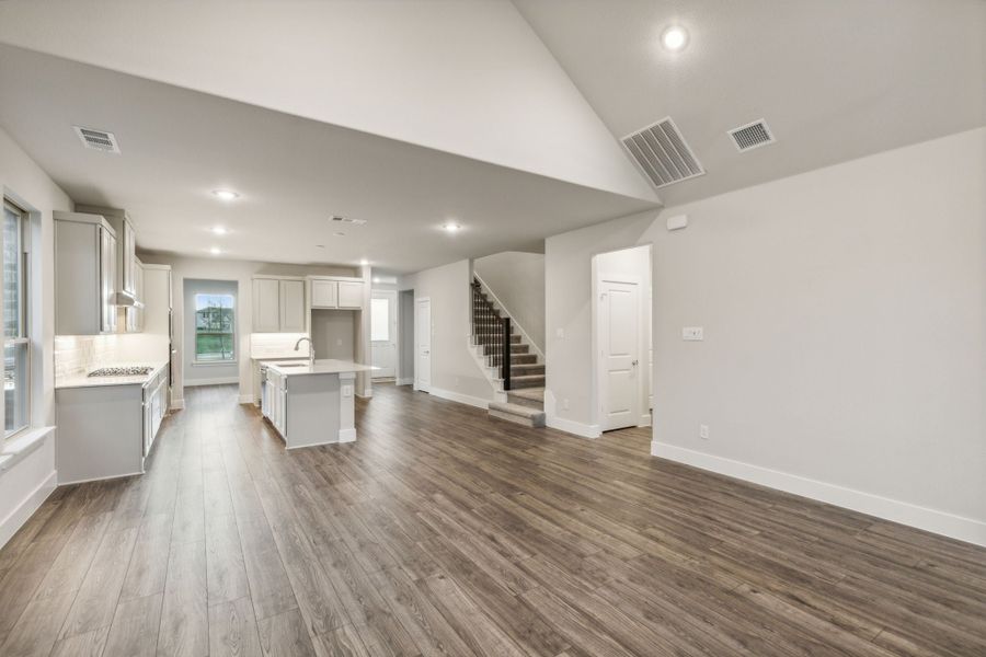 Spacious, unfurnished interior of a new home in Dove Hollow, Waxahachie (Image 15).