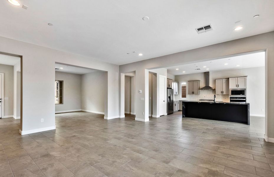 Spacious, unfurnished interior of a new home in Vistoso Canyon Estates, Oro Valley (Image 14).