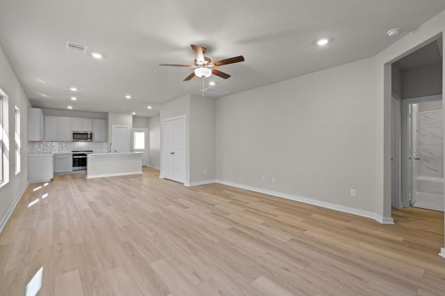 Spacious, unfurnished interior of a new home in Westridge Cove, Conroe (Image 17).