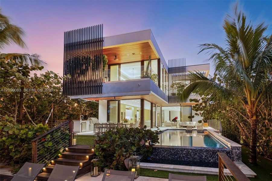 Condo located in Miami Beach, FL showcasing its design and architecture (Image 3).