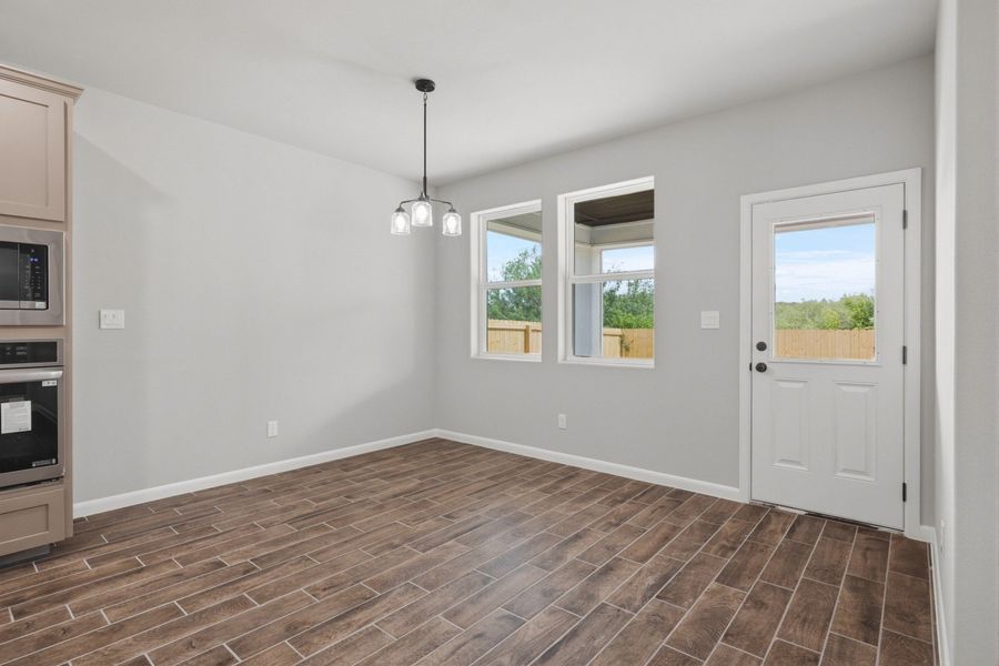 Spacious, unfurnished interior of a new home in Alberta Heights, Edinburg (Image 8).