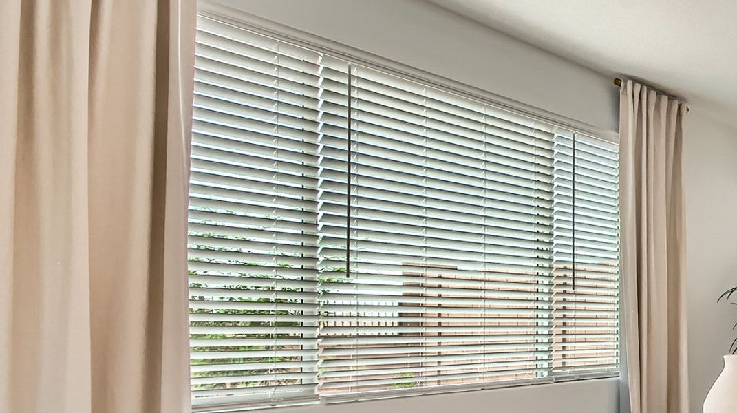Pic EI Faux Wood Blinds
