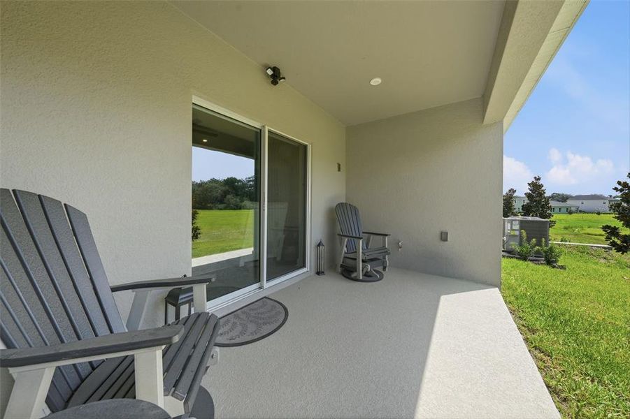 Exterior details and patio area of a home in , Lady Lake (Image 3).