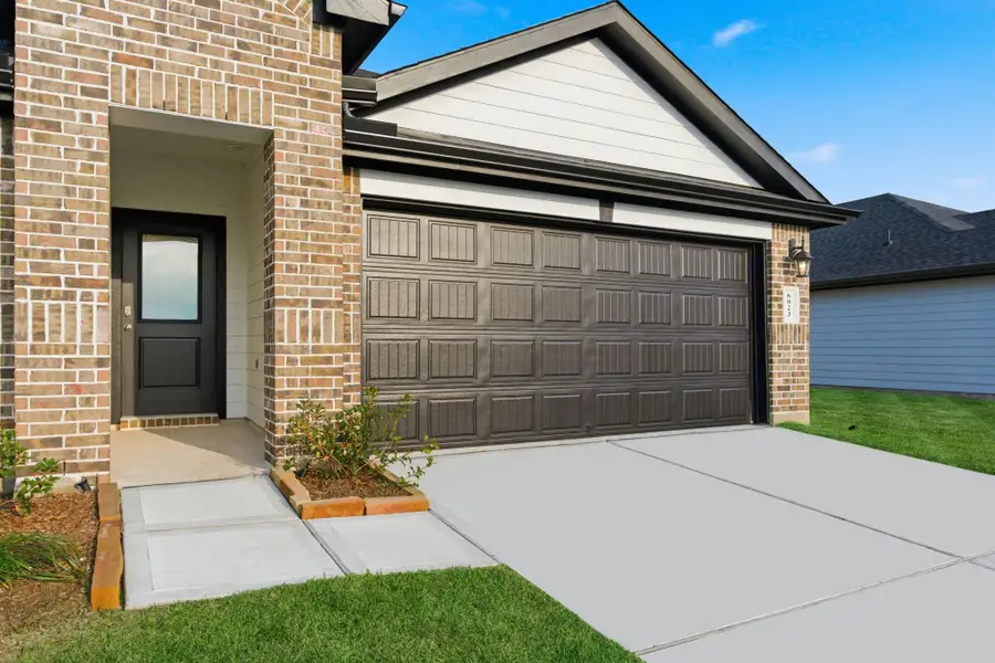 Exterior details and patio area of a home in Evergreen, Rosenberg (Image 21).