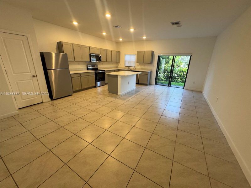 Spacious, unfurnished interior of a new home in , Pompano Beach (Image 12).