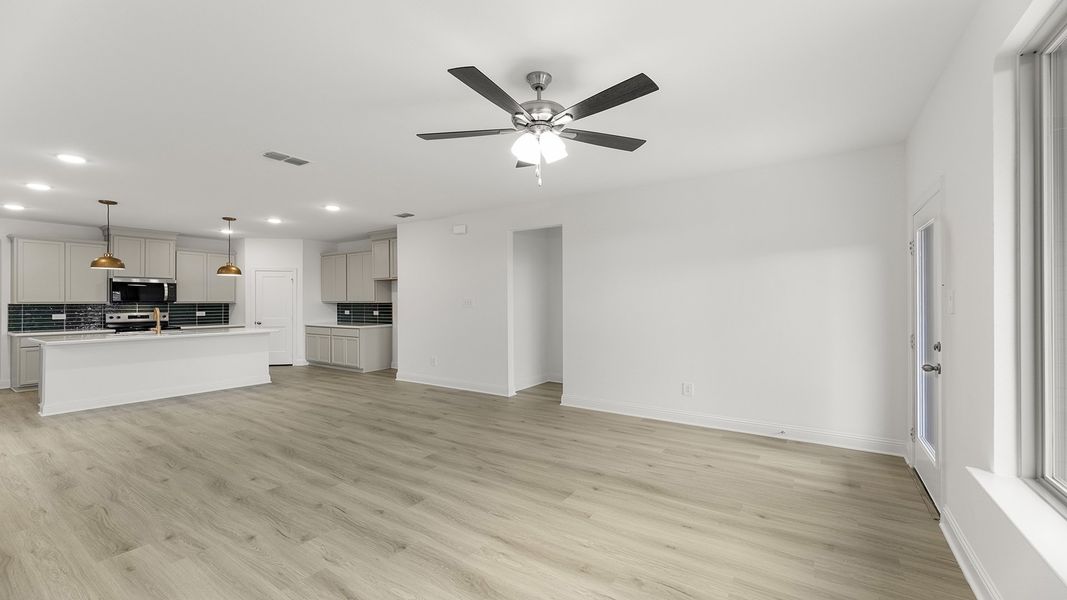 Spacious, unfurnished interior of a new home in Keeneland 40s, Aubrey (Image 20).