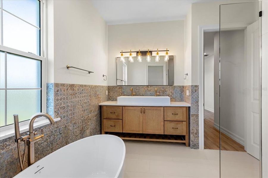 Furnished interior view inside a new home in , Auburndale (Image 4).