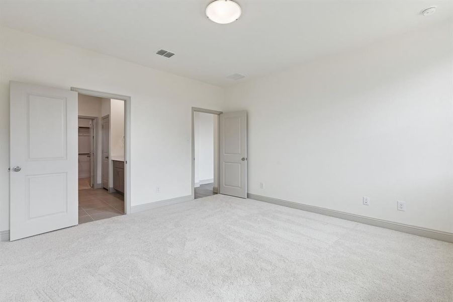 Spacious, unfurnished interior of a new home in Venetian, Weston (Image 14).