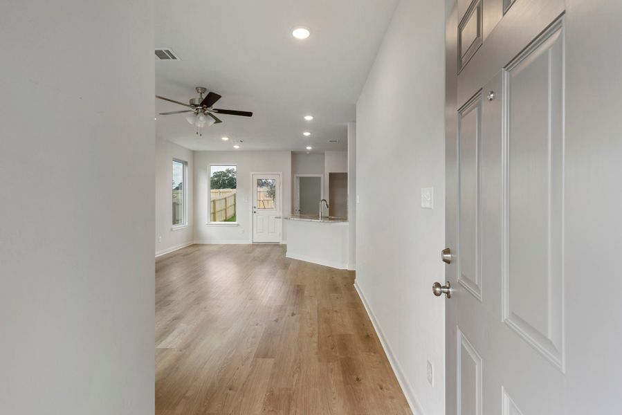 Spacious, unfurnished interior of a new home in Rockbridge East, Huntsville (Image 6).