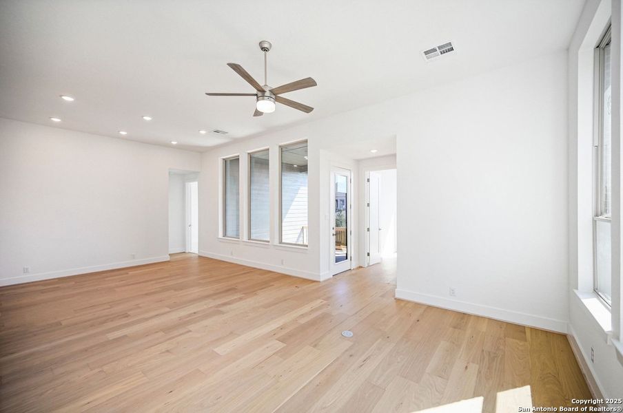 Spacious, unfurnished interior of a new home in Weston Oaks, San Antonio (Image 15). Spacious, unfurnished interior of a new home in Weston Oaks, San Antonio (Image 15).