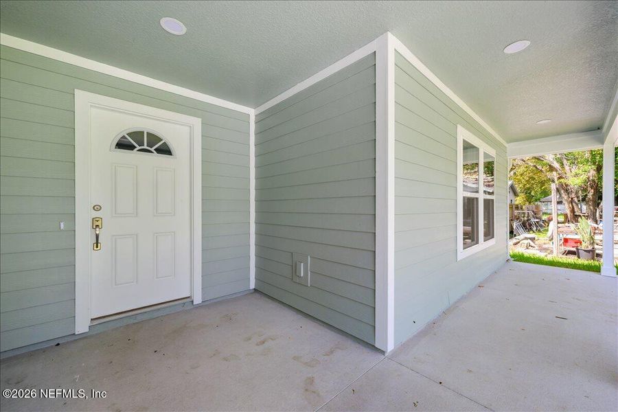 Exterior details and patio area of a home in , Palatka (Image 3).